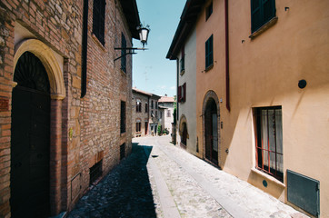 Fototapeta na wymiar Borgo italiano strada e case Castellarquato 