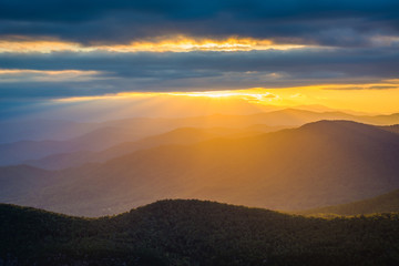 Obraz premium Zachód słońca nad Górami Blue Ridge ze Skały Stołowej, na krawędzi