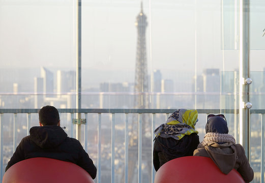 Tourisme sur la terrasse au sommet de la Tour Montparnasse à Paris