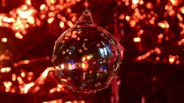Palla di Natale in vetro gira su se stessa, fino a fine corsa