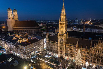 Obraz premium Aerial view of the Christmas market on the Mary's square (Marienplatz) in front of the new town hall (Rathaus), Munich, Germany