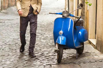 Schilderijen op glas man op weg naar een vintage scooter in Rome © asferico