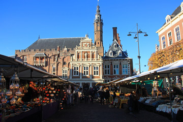 Fototapeta premium Ratusz na placu Grote Markt w Haarlem, Holandia