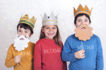 niños disfrazados de Reyes Magos