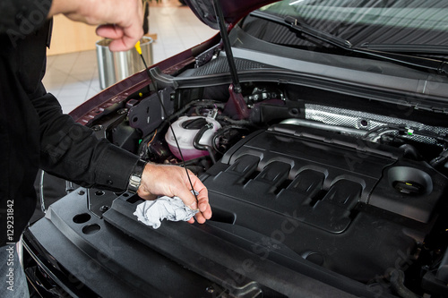 "Ölstand eines Autos prüfen" Stock photo and royalty-free images on ...