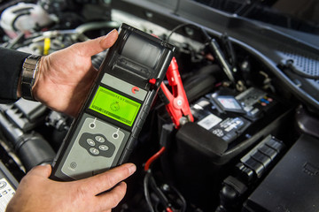 Spannung einer Autobatterie prüfen - messen
