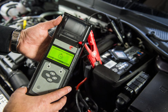 Spannung einer Autobatterie pr&uuml;fen - messen