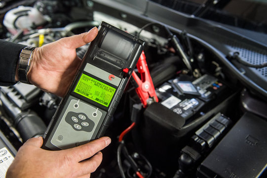 Spannung einer Autobatterie pr&uuml;fen - messen