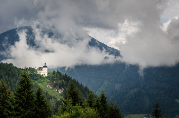 Montagne e foreste con nubi in Austria
