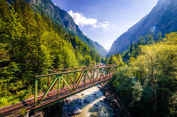 Ponte di ferrovia in mezzo ai boschi tra le montagne in Austria