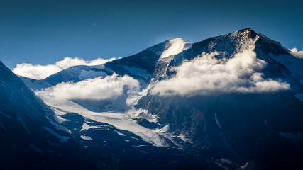 Montagne innevate tra le nuvole presso il Grossglockner in Austria