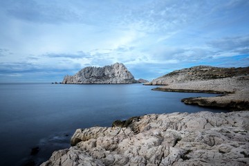paysage des côtes méditerranéennes au lever du jour avec une île au large