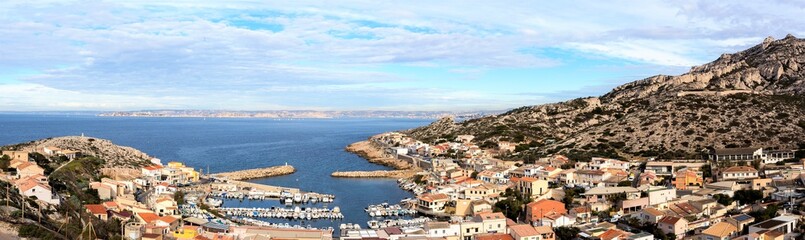 Fototapeta na wymiar paysage panoramique méditerranéen , le port des goudes près de Marseille