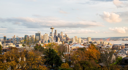 Obraz premium Seattle Downtown with Space Needle lit by evening light