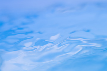 流れる水