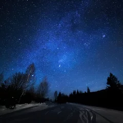 Poster Melkweg in de lucht vol sterren. Winter berglandschap in de nacht. © Maxim Khytra