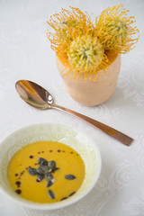 Kuerbissuppe mit Kuerbiskernen und Kuerbiskernoel 