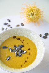 Kuerbissuppe mit Kuerbiskernen und Kuerbiskernoel 