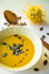 Kuerbissuppe mit Kuerbiskernen und Kuerbiskernoel 