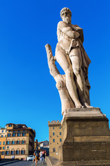 Naklejka premium statue on a bridge in Florence
