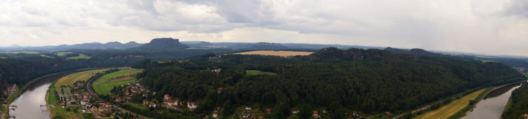 Fototapeta na wymiar Blick von der Bastei ins Elbsandsteingebirge