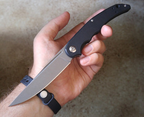 EDC khife in hand