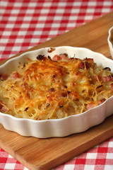 Kartoffelgratin mit Sauerkraut und Kassler Schinken