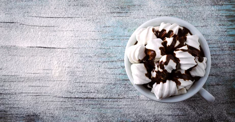 Crédence de cuisine en verre imprimé Chocolat Tasse de chocolat chaud avec des guimauves sur une table enneigée, Noël, nouvel an, fond d& 39 hiver