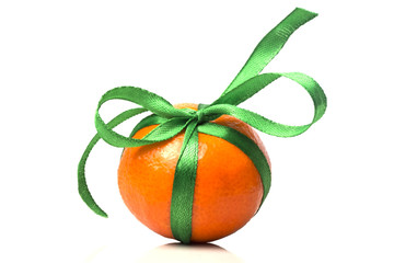 one gift ripe tangerine with green ribbon close © oksanastepanova