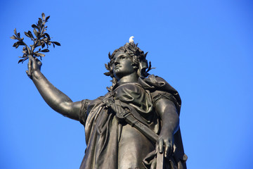 Fototapeta na wymiar Statue de la place de la République à Paris, France