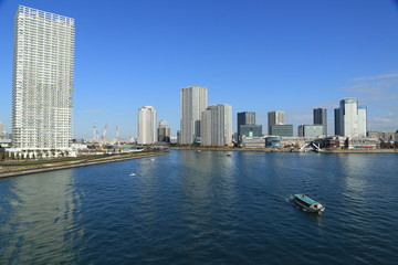 Fototapeta premium ウォーターフロントに林立するタワーマンション群
