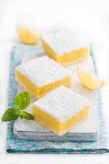  freshly baked lemon bars