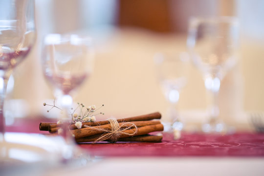 Декор стола с помощью палочек корицы