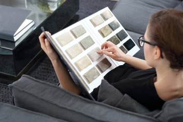 Architekt wnętrz wybiera kolor dywanu - obrazy, fototapety, plakaty
