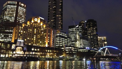 Fototapeta na wymiar Yarra river and the city of Melbourne at night
