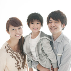 子供を抱き微笑む両親