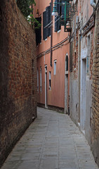 Fototapeta na wymiar the narrow street in Venice
