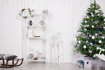 Arredamento di Natale su muro bianco