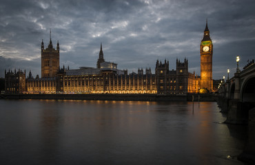 Fototapeta na wymiar Big Ben und Westminster Parliament am Abend