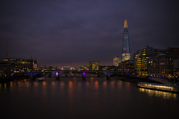 Fototapeta na wymiar The Shard in London in der Nacht