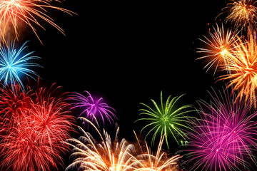 Buntes Feuerwerk mit Textfreiraum auf Schwarz