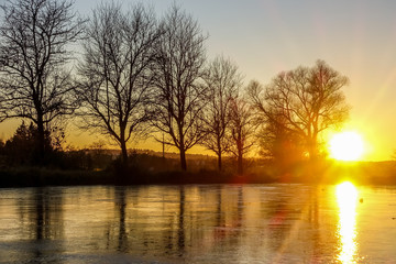 Zugefrorenener See bei Sonnenuntergang