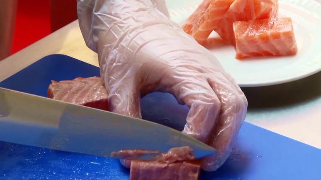 Процесс приготовления пищи на кухне ресторана. Мастерство поваров
