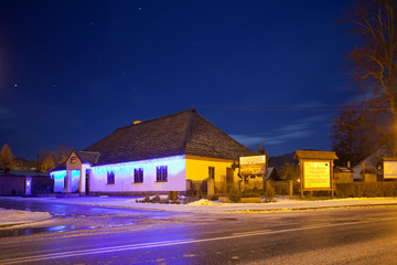 Zimowa Muszyna nocą - muzeum - obrazy, fototapety, plakaty