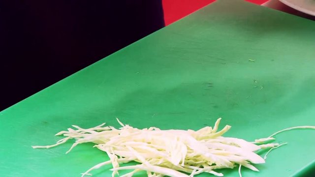 Процесс приготовления пищи на кухне ресторана. Мастерство поваров
