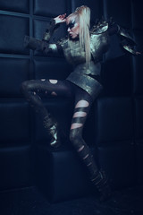 Obraz na płótnie Canvas Blond woman in steel armor posing 
