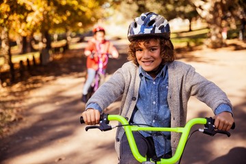 Obraz premium Portrait of smiling boy riding bicycle 
