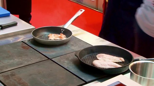 Процесс приготовления пищи на кухне ресторана. Мастерство поваров
