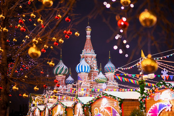 St. Basil's Cathedral on the background of the Christmas Fair. R - 129310076