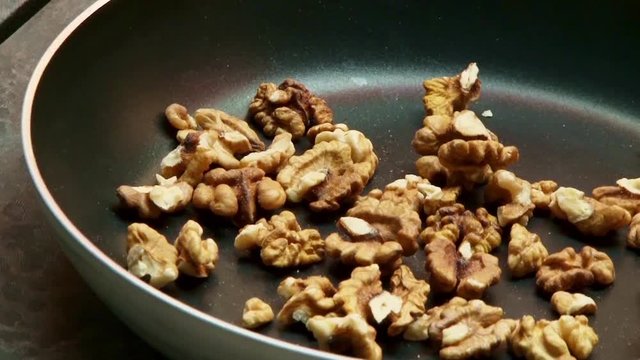 Процесс приготовления пищи на кухне ресторана. Мастерство поваров
